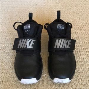 Nike Team Hustle sneakers